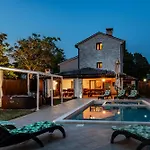 Holiday home Histria, A Wonderful And Luxurious Manjadvorci