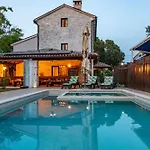Holiday home Histria, A Wonderful And Luxurious Manjadvorci