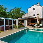Holiday home Histria, A Wonderful And Luxurious Manjadvorci